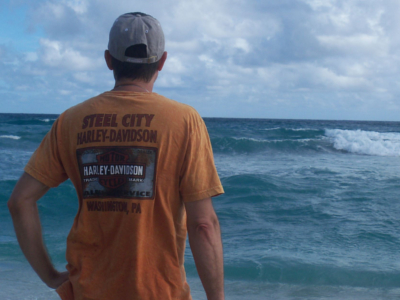 A man looking the sea