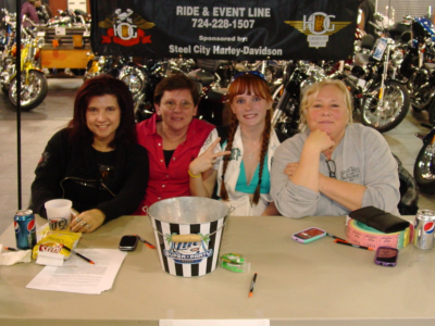 Four ladies in a table inside of the shop